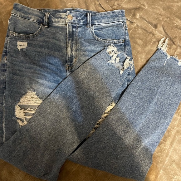 American Eagle Highwaisted Distressed Jeans - Picture 2 of 4